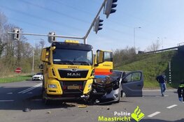Lichtgewonde en veel schade bij ongeval Nieuwe Limmelderweg