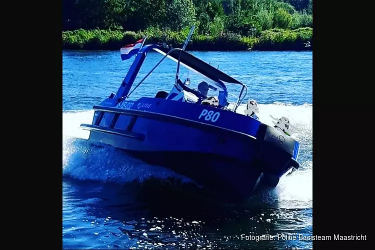 Plezierboot in de problemen op de Maas