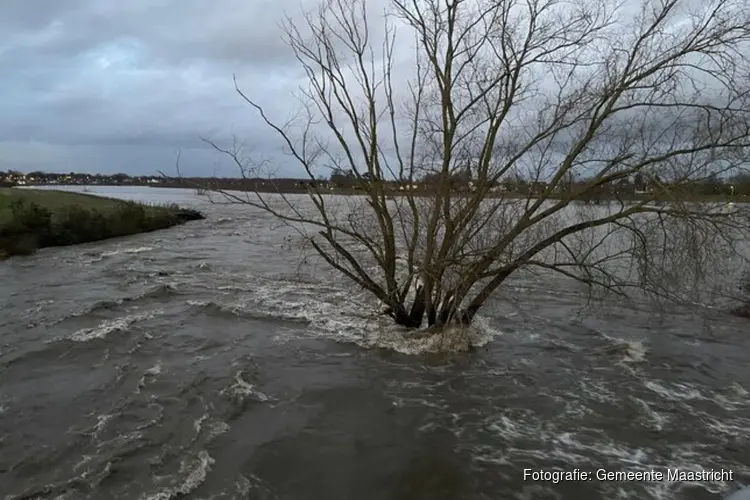 Maas bereikt aan het eind van de ochtend hoogste stand