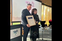 Erepenning van de Provincie Limburg voor Anya Niewierra