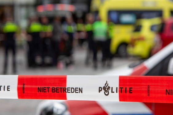 Vrachtwagen kantelt na aanrijding op A79