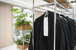 OM eist tot zes jaar cel na ontdekking callcenter voor bankhelpdeskfraude in vakantiehuisje